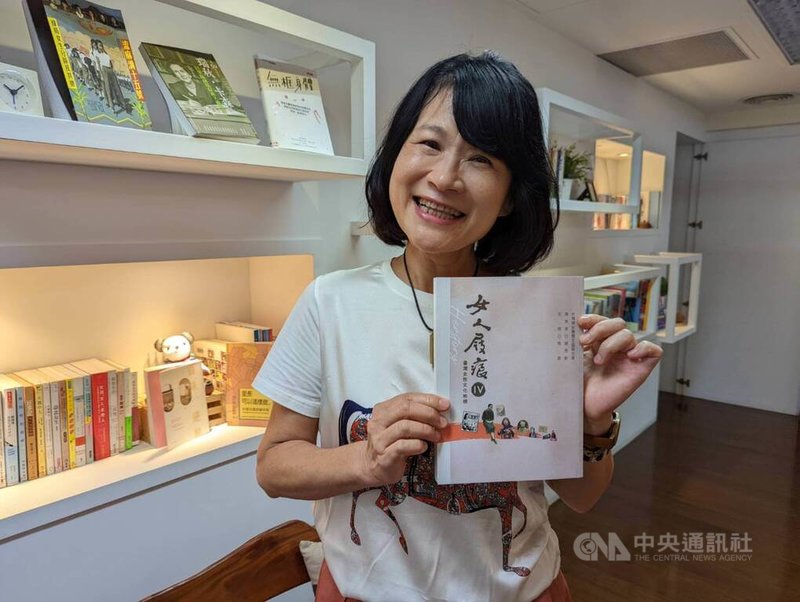 台灣婦女團體全國聯合會19日舉辦「女人屐痕IV：台灣女性文化地標」新書發表會暨記者會，書中記錄台灣女性、團體的故事，展現跨時代的女性關懷。作者之一羅思容分享她所撰寫的女詩人杜潘芳格的故事。中央社記者張雄風攝  111年9月19日