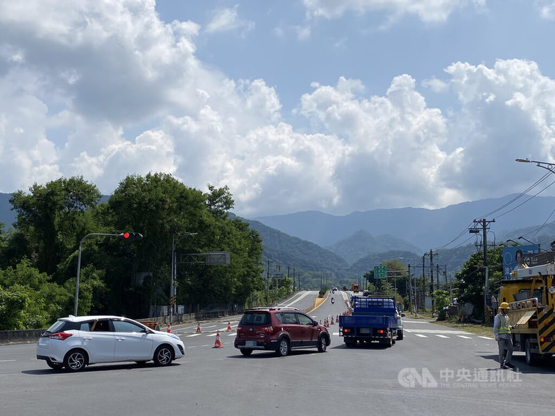 台東縣池上鄉18日下午發生芮氏規模6.8強震，造成花蓮縣多處橋梁受損，其中玉里鎮玉里大橋橋面隆起破裂，工程單位19日已展開安全檢修，僅開放單線雙向通車，造成路況回堵。中央社記者李先鳳攝  111年9月19日