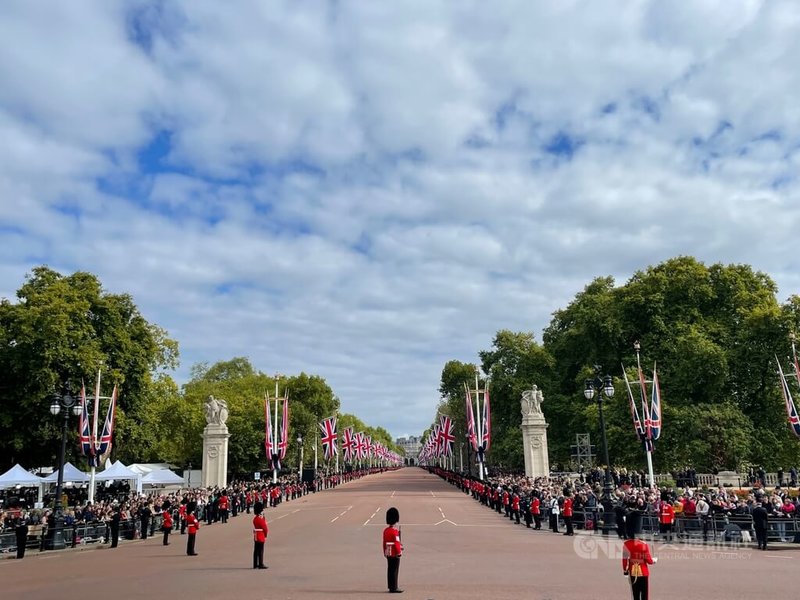 英國女王伊麗莎白二世（Queen Elizabeth II）辭世，她的國葬於台灣時間19日晚間6時在倫敦西敏寺舉行。圖為國王衛隊為移靈預作準備。中央社記者陳韻聿倫敦攝 111年9月19日