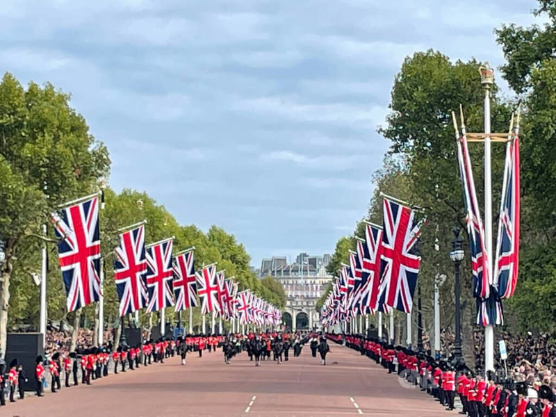 英國女王伊麗莎白二世（Queen Elizabeth II）辭世，她的國葬於台灣時間19日晚間6時在倫敦西敏寺舉行。圖為移靈隊伍經林蔭大道往白金漢宮前進。中央社記者陳韻聿倫敦攝 111年9月19日