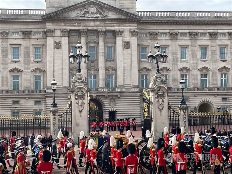 英國女王伊麗莎白二世（Queen Elizabeth II）辭世，她的國葬於台灣時間19日晚間6時在倫敦西敏寺舉行。圖為女王靈柩經過白金漢宮。中央社記者陳韻聿倫敦攝 111年9月19日