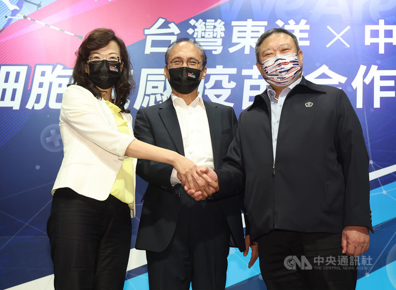 台灣東洋、中華奧會細胞流感疫苗合作記者會19日在台北舉行，台灣東洋董事長林全（中）、總經理侯靜蘭（左）與中華奧會主席林鴻道（右）在啟動儀式後握手致意。中央社記者張新偉攝  111年9月19日