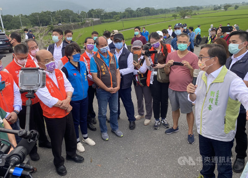 台東18日發生強震造成鹿野鄉寶華橋兩端裂縫，行政院長蘇貞昌（前排左1）19日前往花東勘災，指示相關單全力協助救災。中央社記者盧太城台東攝  111年9月19日