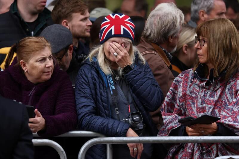 英國民眾聚集在倫敦街頭參與女王國葬難掩哀戚。（路透社）