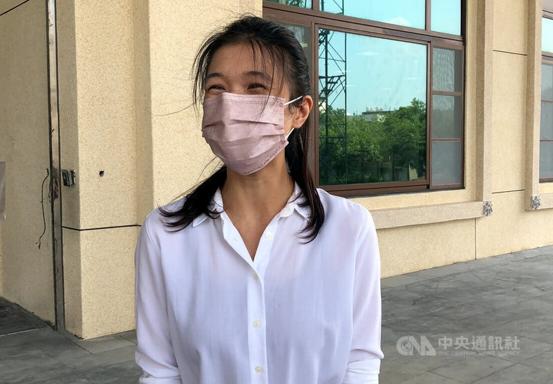 無黨籍嘉義市議員戴寧被控詐領助理費案遭羈押,嘉義地院19日裁定以新台幣80萬元交保。戴寧中午步出地院表示,支持者的加油及相信,一直是自己支撐下去的最大力量,現在又回到市議員工作崗位,未來會努力彌補這段時間的不足。中央社記者黃國芳攝 111年9月19日