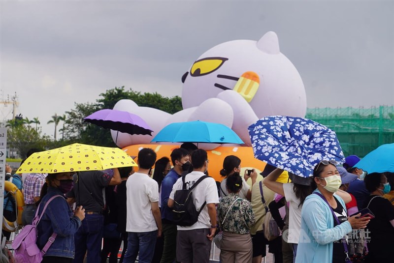 氣象局表示，20日東北風增強，各地略降溫，北台灣舒適偏涼、預估維持一週。圖為高雄大港橋一帶有不少民眾前往遊憩。（中央社檔案照片）