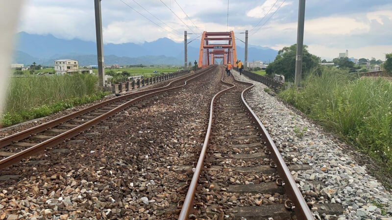 台東強震造成鐵路受損嚴重，交通部長王國材19日表示，修復處理預估要一個月以上。（台鐵局提供）
