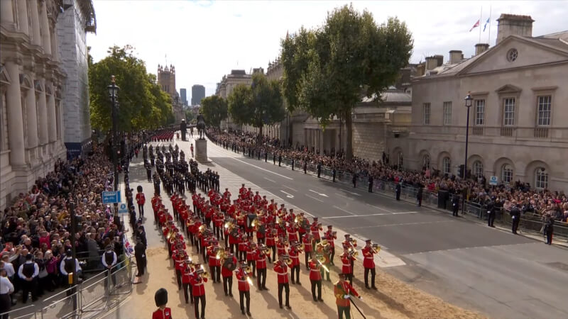 英國女王國葬儀式結束，靈柩繞行倫敦市中心，民眾在街道兩旁送行。（圖取自The Royal Family YouTube頻道網頁youtube.com）