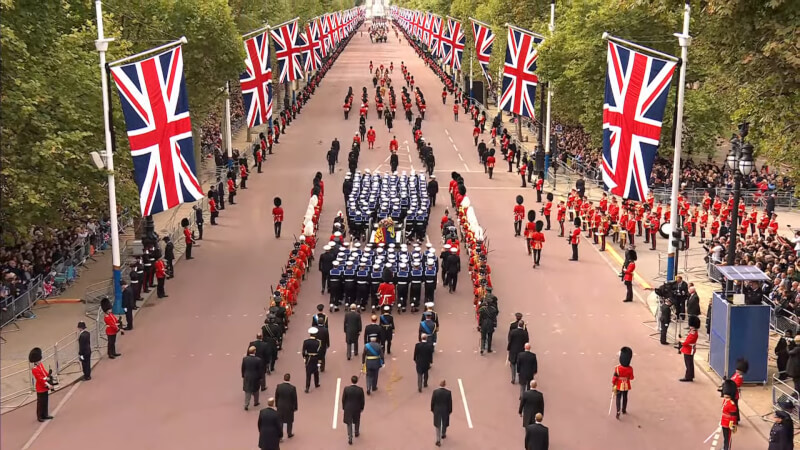 英國女王國葬儀式結束,靈柩繞行倫敦市中心。(圖取自The Royal Family YouTube頻道網頁youtube.com)