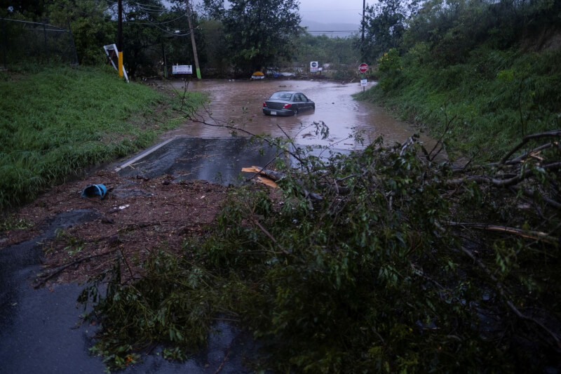 颶風菲奧娜18日登陸波多黎各，引發嚴重洪水和土石流，島上大部分地區停電。圖為一輛車因路面淹水動彈不得。（路透社）