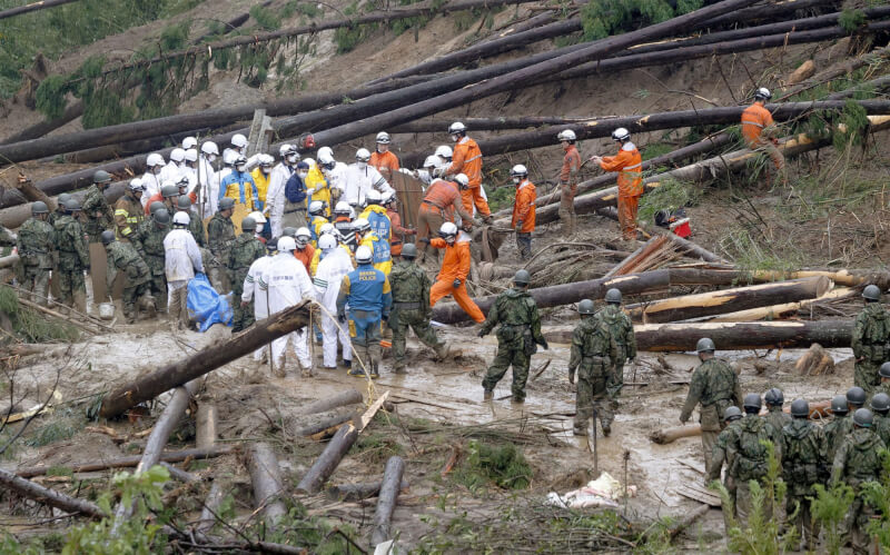 颱風南瑪都挾帶狂風豪雨，日本宮崎縣一棟房屋遭土石流掩埋。（共同社）