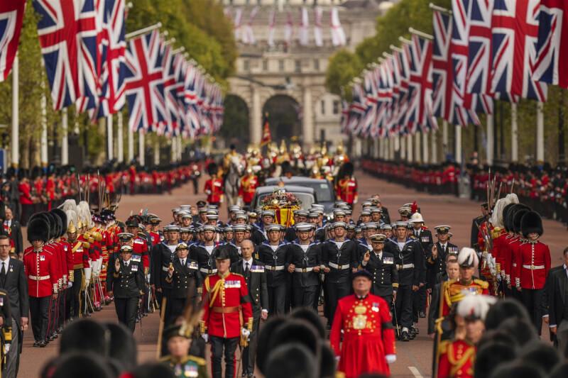 英國女王伊麗莎白二世國葬儀式落幕，靈柩繞行倫敦市中心，經過白金漢宮、林蔭大道。（Vadim Ghirda/Pool Photo via 美聯社）