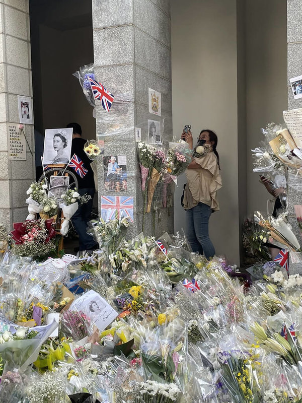 英國駐港總領事館外被花海淹沒，市民難得可以掛上英國國旗，表達懷念昔日殖民管治時期的香港。（受訪者提供）中央社記者陳沛冰台北傳真 111年9月19日