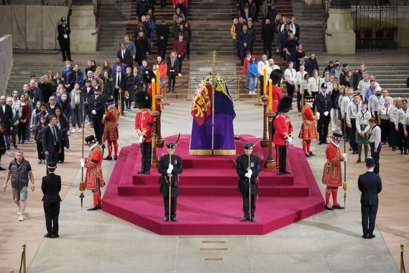 英國、世界領袖和全球各地王室成員19日將在西敏寺舉行的國葬中，向已故英國女王伊麗莎白二世告別。圖為19日清晨最後一批民眾在倫敦西敏廳的女王靈柩前致意。（路透社）