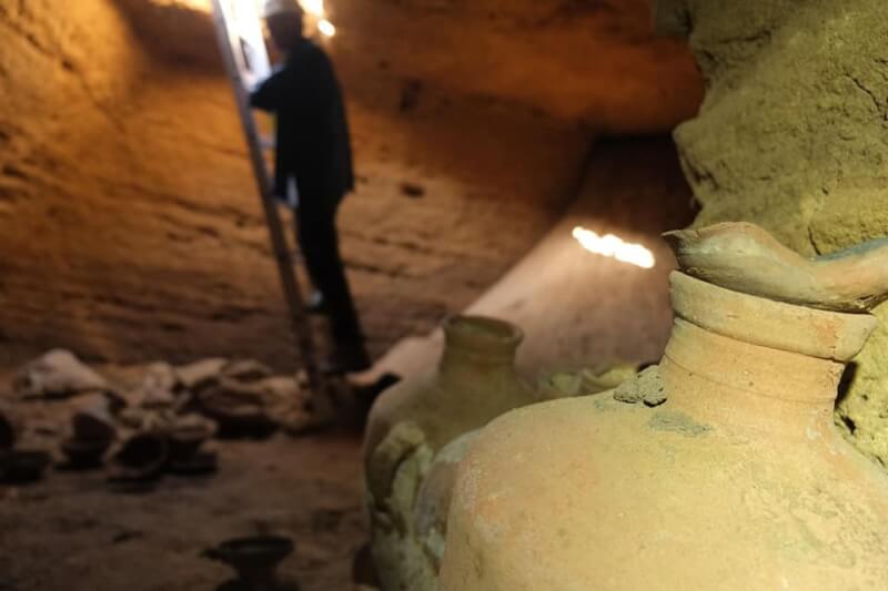 以色列考古學家18日宣布在特拉維夫附近發現古埃及法老拉美西斯二世時代墓穴，可能提供青銅時代晚期喪葬習俗的全貌。（圖取自facebook.com/AntiquitiesEN）