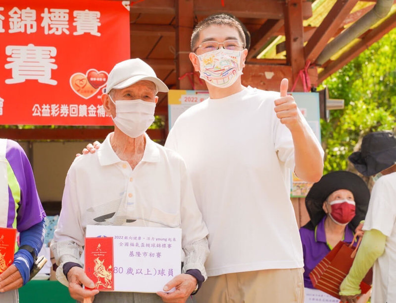 國民黨基隆市長參選人謝國樑（前右）20日提出樂齡友善政策，期盼讓基隆長者照護升級。（謝國樑提供）中央社記者王朝鈺傳真  111年9月20日