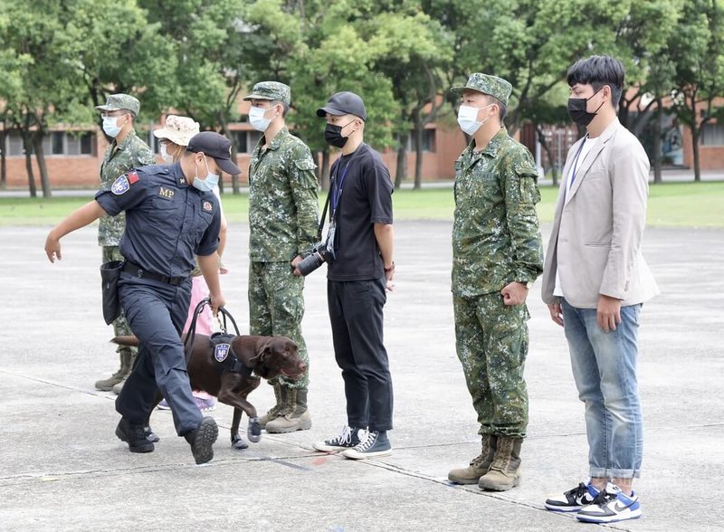 為協助國軍毒品防制，憲兵指揮部編成「緝毒犬分組」，20日偵蒐毒品查緝演練在憲兵指揮部營區進行，領犬員帶領緝毒犬進行人身搜索。中央社記者張皓安攝 111年9月20日