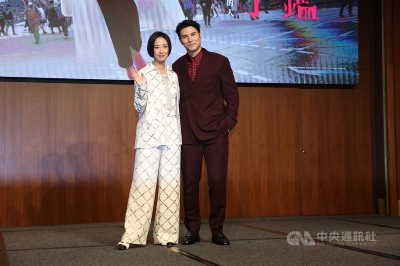 Disney+原創華語劇「台北女子圖鑑」20日在台北舉行上線發布記者會,演員鳳小岳(右)、桂綸鎂(左)繼電影「女朋友。男朋友」後再度同台。中央社記者趙世勳攝 111年9月20日