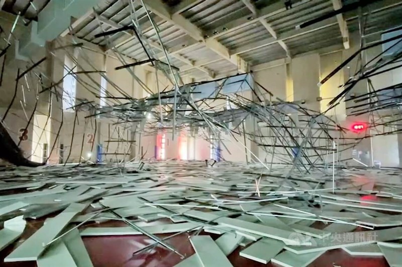 桃園市八德國民運動中心羽球場天花板輕鋼架18日地震時塌落。（中央社檔案照片）