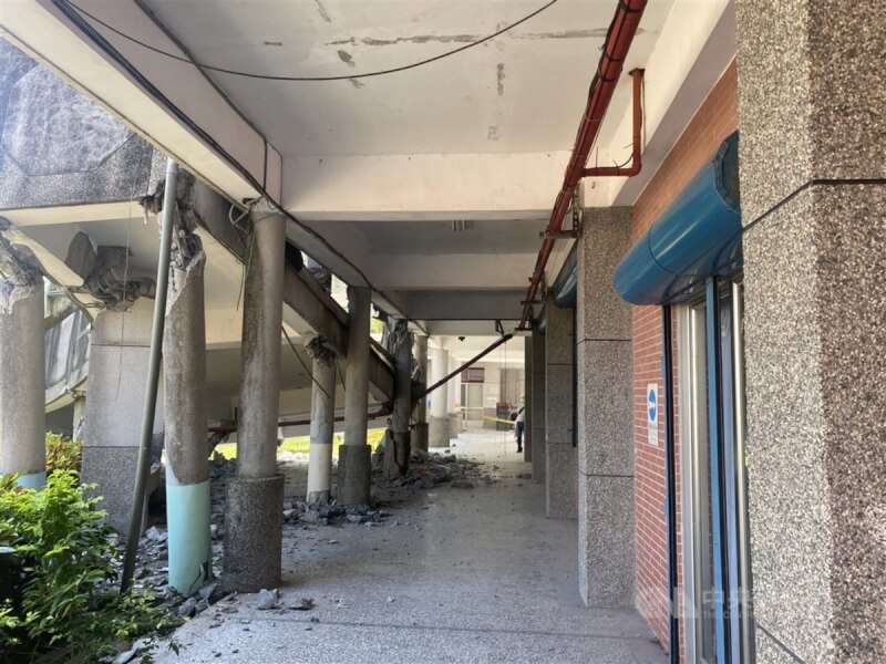 台東18日強震，玉里鎮春日國小連通2棟大樓的走廊倒塌。中央社記者李先鳳攝 111年9月19日