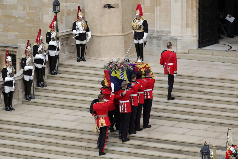 英國女王伊麗莎白二世的遺體19日被安葬在溫莎城堡的國王喬治六世紀念禮拜堂 。圖為女王靈柩移往溫莎城堡的國王喬治六世紀念禮拜堂。（路透社）