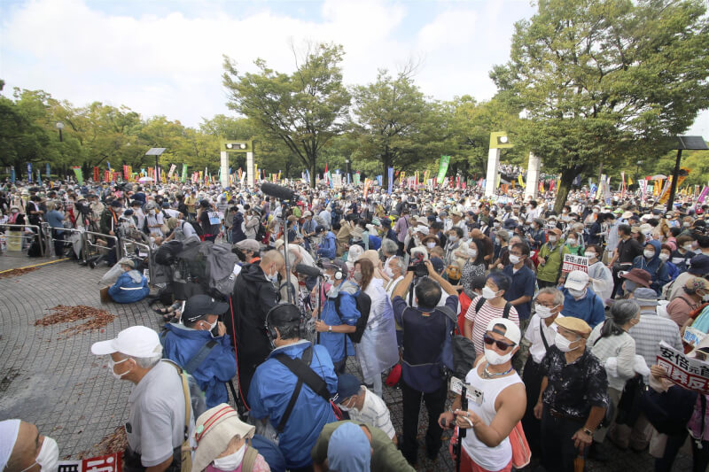 19日東京逾萬人參加反對國葬集會遊行。（共同社）