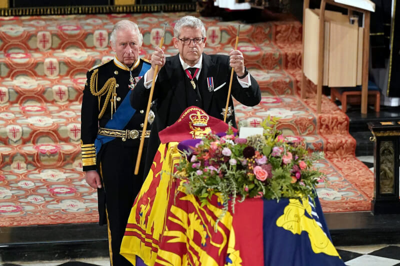 宮務大臣派克勳爵（前）19日負責斷杖，象徵他為女王的服務正式結束。後為新國王查爾斯三世。（Joe Giddens/Pool via 美聯社）