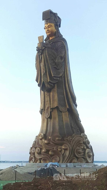 澎湖媽祖文化園區中座高48公尺的媽祖銅像已組立完成，環視澎湖內海，成為澎湖新地標，10月20日將落成。中央社  111年9月20日