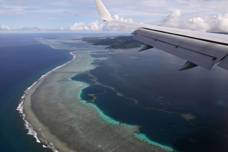  圖為2019年時任美國務卿蓬佩奧搭機將降落太平洋島國密克羅尼西亞。（路透社）