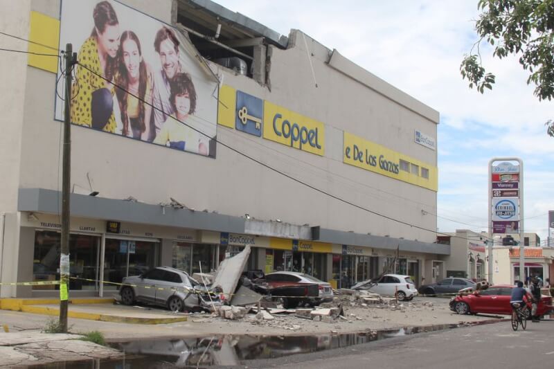 墨西哥在919這個兩大強震紀念日的當天又發生規模7.7強震，一家百貨公司的外牆倒塌損壞車輛。（路透社）
