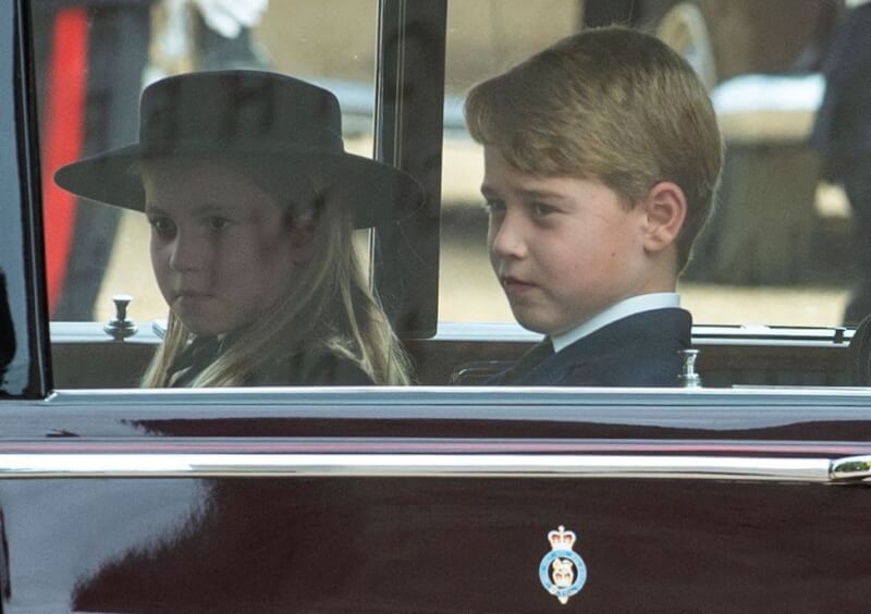 喬治王子（右）、夏洛特公主驅車前往西敏寺。（Joshua Bratt/Pool via 路透社）