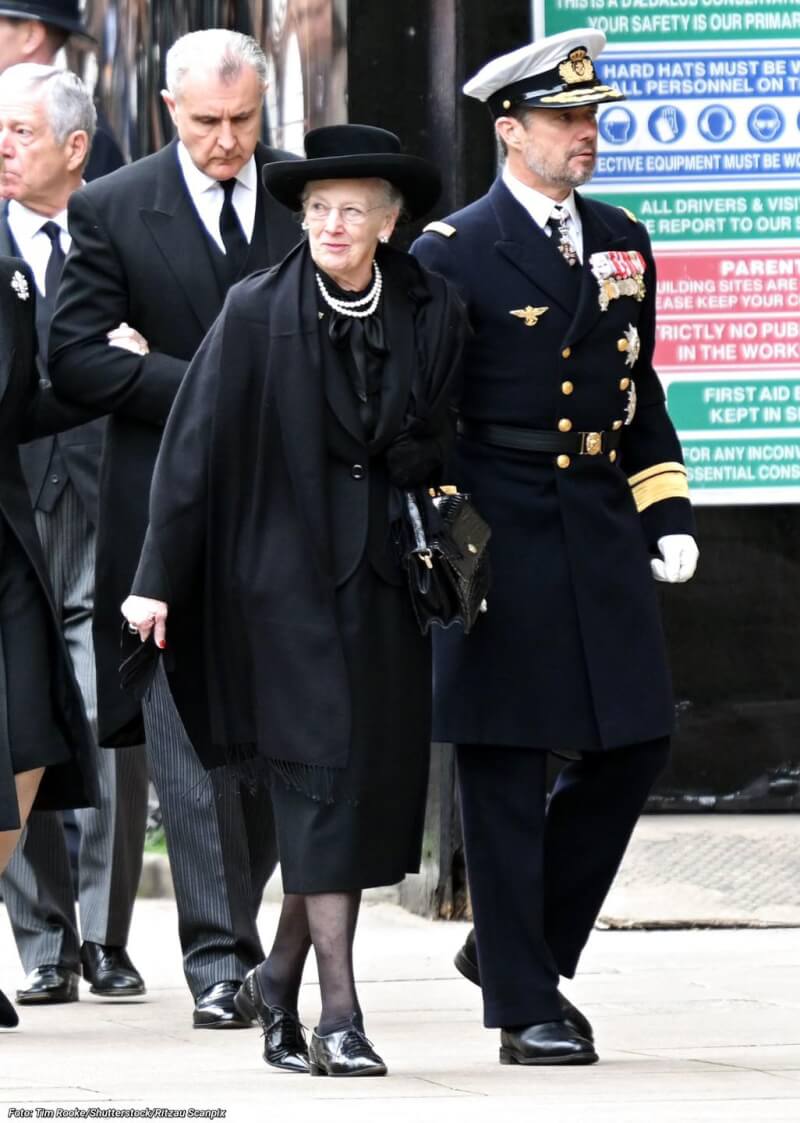 丹麥女王瑪格麗特二世（前排左）20日確診。圖為她19日赴倫敦參加英國女王伊麗莎白二世的葬禮。（圖取自facebook.com/detdanskekongehus）