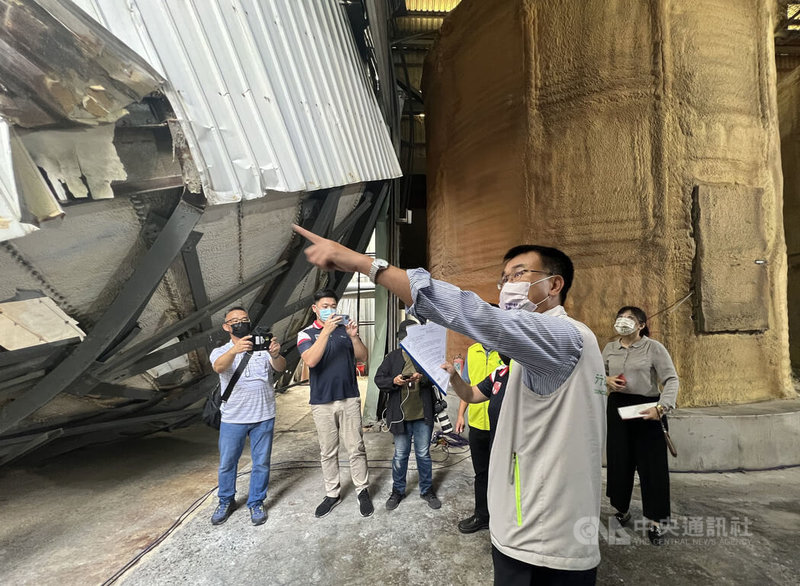 台灣東部強震致災，農委會主委陳吉仲（前）21日一路從花蓮玉里、富里到台東池上、關山勘察震後農損情形，他表示，即將收成的2期稻不只價格會維持非常好，沒有地方做乾燥或是貯存的，9月底前也會協調好，不會讓農民受影響。中央社記者盧太城台東攝 111年9月21日