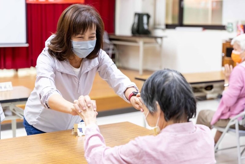 民進黨新竹市長參選人沈慧虹（左）21日參訪失智服務據點，陪失智者們做運動，她表示，未來會持續推動失智服務據點，結合專業服務和暖心陪伴，減輕照顧者家庭的負擔。（沈慧虹競選辦公室提供）中央社記者魯鋼駿傳真  111年9月21日