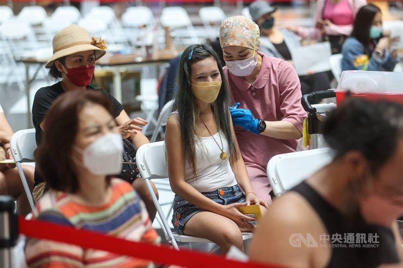 圖為民眾至台北車站疫苗接種站施打疫苗，盼增加保護力。（中央社檔案照片）