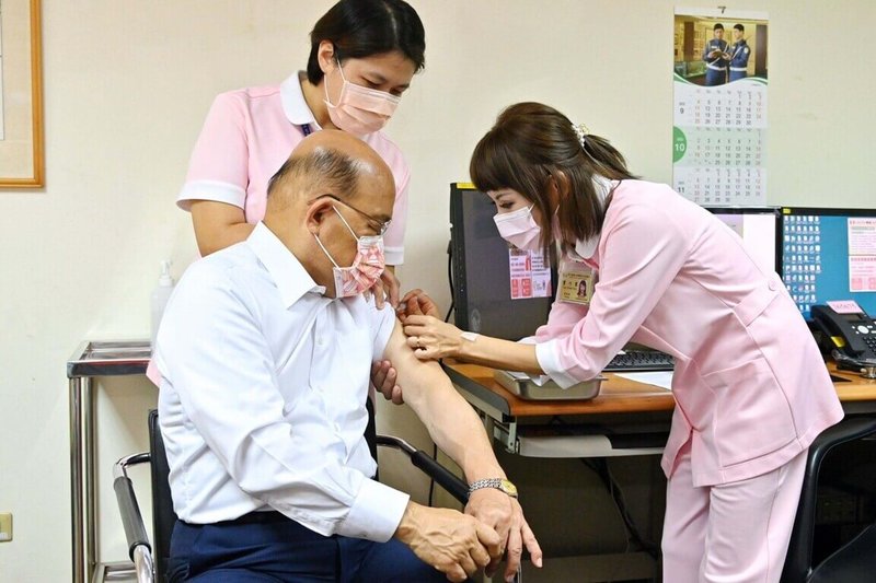 行政院長蘇貞昌（前左）21日接種第4劑COVID-19疫苗，選擇的疫苗為高端，與第3劑相同，前2劑施打的疫苗則為AZ。（行政院提供）中央社記者賴于榛傳真 111年9月21日