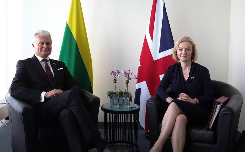 英國首相特拉斯（右）21日與立陶宛總統瑙塞達（左）在聯合國大會期間進行場邊會談。立陶宛因為去年起強化與台灣的關係遭中國以經貿手段脅迫，特拉斯強調，支持立陶宛在對中貿易爭訟採取的立場。（英國首相辦公室提供）中央社記者陳韻聿倫敦傳真  111年9月21日