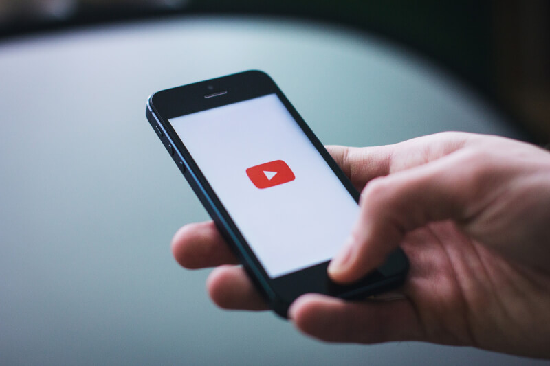 YouTube宣布將於2023年放寬合作夥伴計畫資格限制，並推出全新營利功能，讓Shorts短影片創作者今後也可獲得廣告分潤。（示意圖／圖取自Pixabay圖庫）
