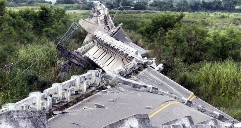 學者指出，台灣現代地震網觀測至今僅50年左右，大地震能量累積可能逾百年，目前紀錄僅能當做參考。圖為18日台東強震造成花蓮高寮大橋斷裂。（中央社檔案照片）