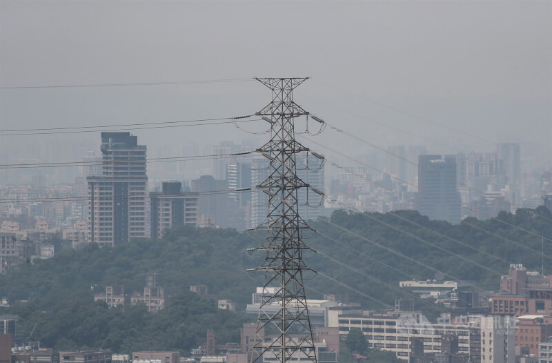 經濟部能源局21日揭露節能戰略草案，計劃在2030年新增節電351.3億度。圖為台北市文山區高壓電塔。（中央社檔案照片）