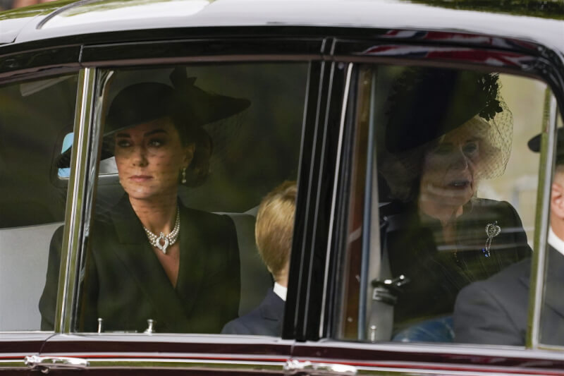 英國女王伊麗莎白二世19日下葬，凱特王妃（圖）和梅根都選擇珍珠首飾出席國葬。珍珠在英國被視作「哀悼的珠寶」。（美聯社）