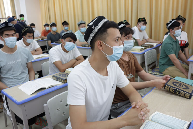 學生7月在經中國政府認可的新疆伊斯蘭教經學院上課。（中央社檔案照片）