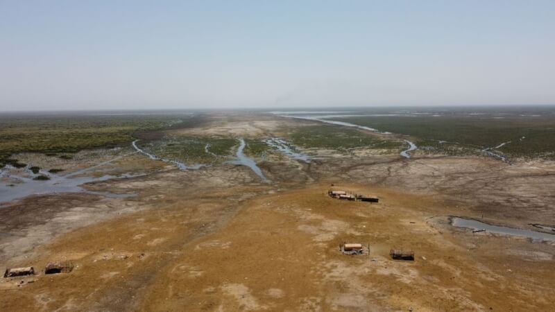 受人類活動與氣候變遷影響，流經美索不達米亞平原的底格里斯河正逐漸乾涸。圖為伊拉克濟加爾地區一處沼澤地出現低水位現象。（路透社）