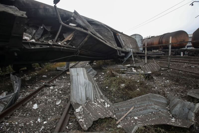 烏克蘭從俄羅斯軍隊手中奪回東部哈爾科夫州的土地後，將開始除雷工作。圖為哈爾科夫鐵路遭俄軍飛彈摧毀。（路透社）