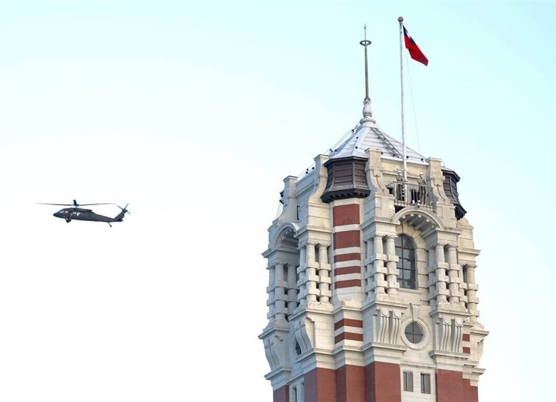 雙十國慶將屆，旋翼機隊22日進行雙十空中兵力操演航線空勘，UH-60M黑鷹直升機清晨飛越總統府上空。中央社記者張皓安攝 111年9月22日