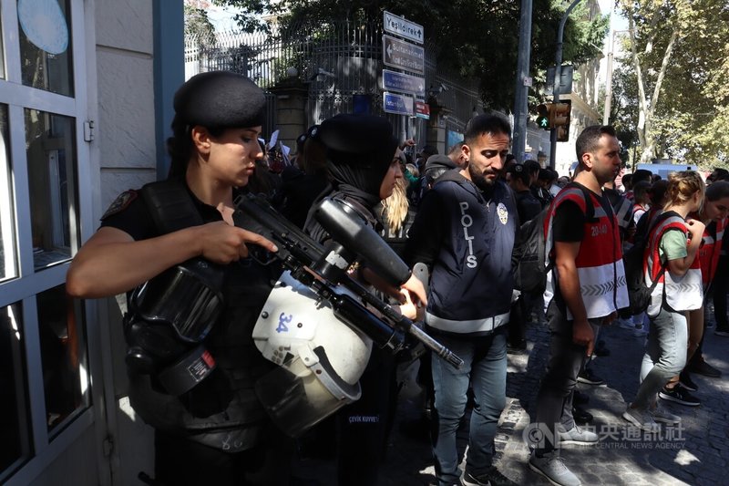 旅土耳其伊朗人21日前往伊朗駐伊斯坦堡總領事館前抗議艾米尼之死，地方警察不敢掉以輕心，架起層層拒馬，擴大管制區域，不斷驅散抗議民眾，也要求媒體勿再靠近。中央社記者鍾佑貞伊斯坦堡攝 111年9月22日