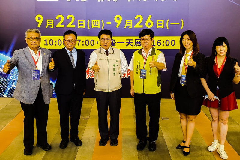 經濟日報主辦的2022台南機械展22日在大台南會展中心開展，台南市長黃偉哲（左3）等人出席開幕式。（台南市政府提供）中央社記者楊思瑞台南傳真  111年9月22日