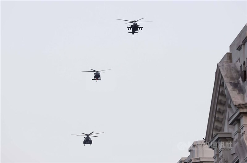 為迎接111年國慶，國軍22日進行旋翼機隊空中操演航線空勘，AH-64E阿帕契攻擊直升機、UH-60M黑鷹直升機以及CH-47契努克運輸直升機通過總統府上空。中央社記者張皓安攝 111年9月22日