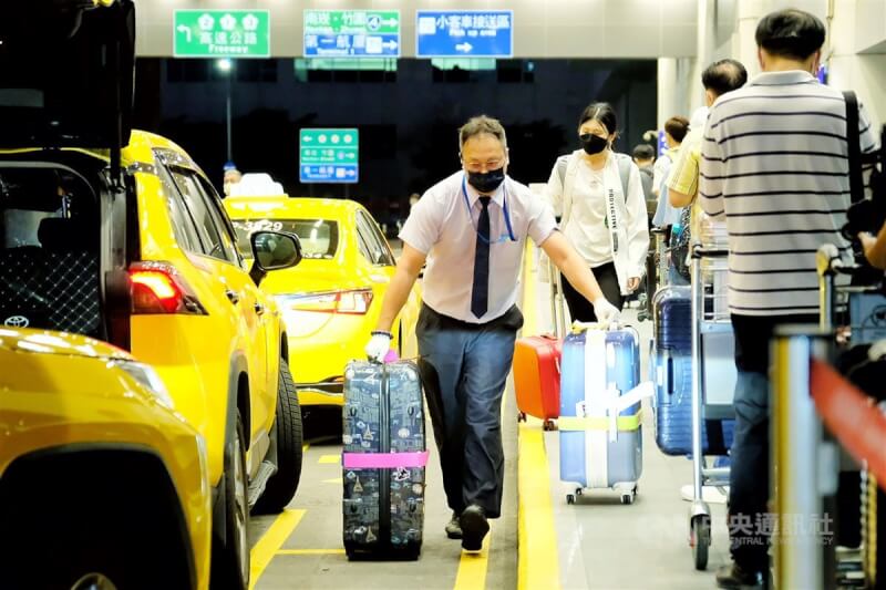 圖為桃機入境旅客排隊搭乘計程車。（中央社檔案照片）