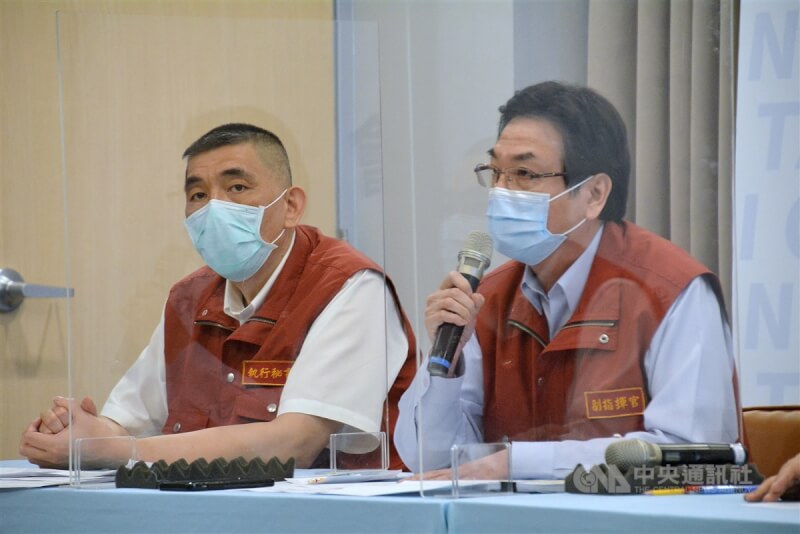 圖為新北市副市長劉和然(右)、消防局長黃德清(左)6月10日出席市府防疫說明記者會,回應確診病逝童「恩恩」送醫事件相關質疑。(中央社檔案照片)